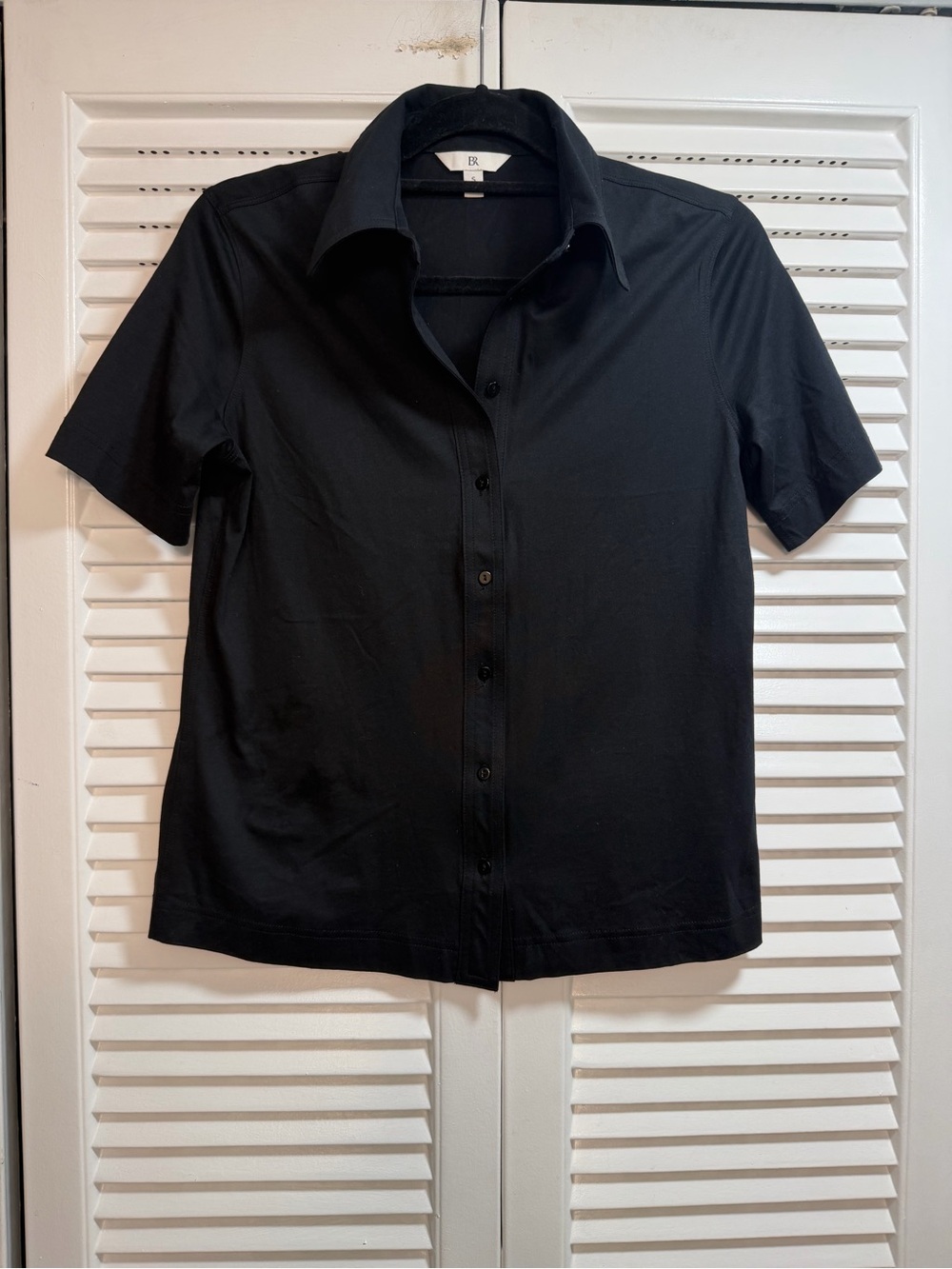 Banana Republic Women’s Black Short-Sleeve Button Down Shirt